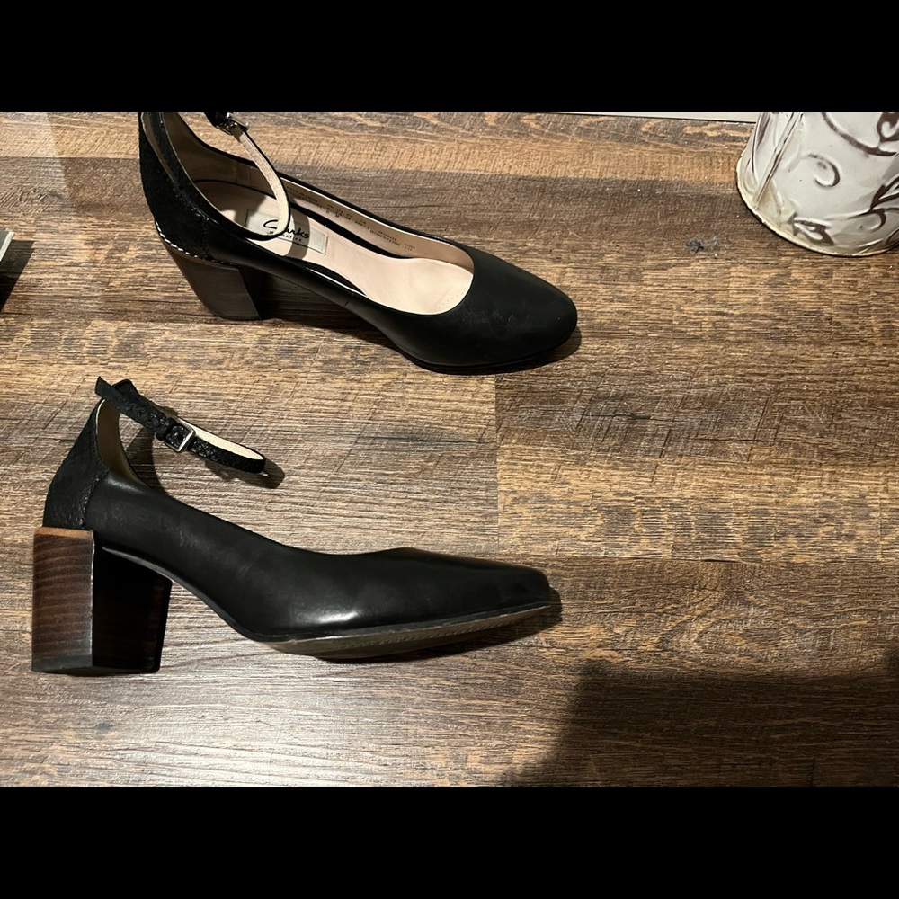 Medium height heels in black leather and Clarks brand.